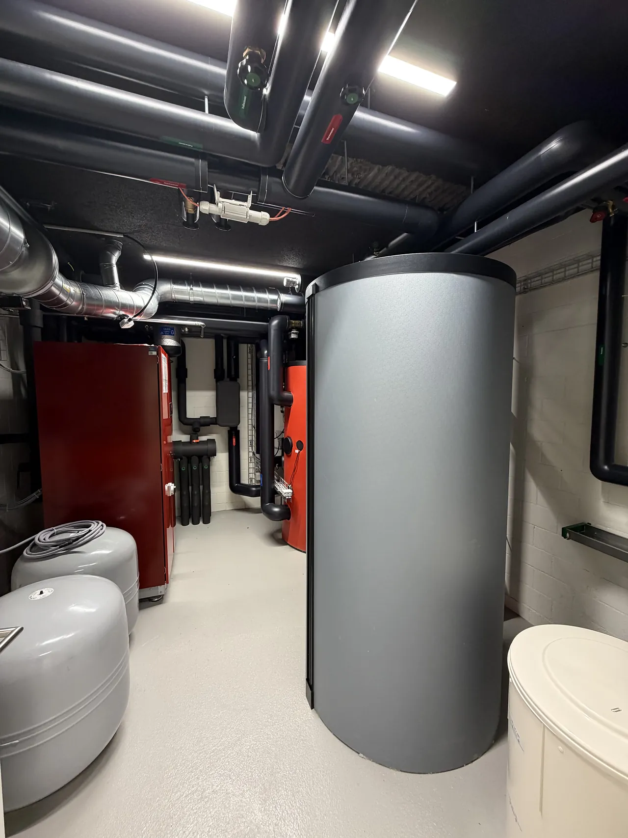 Heizzentrale mit Speicher und Wärmepumpe im Neubau in Ebmatingen