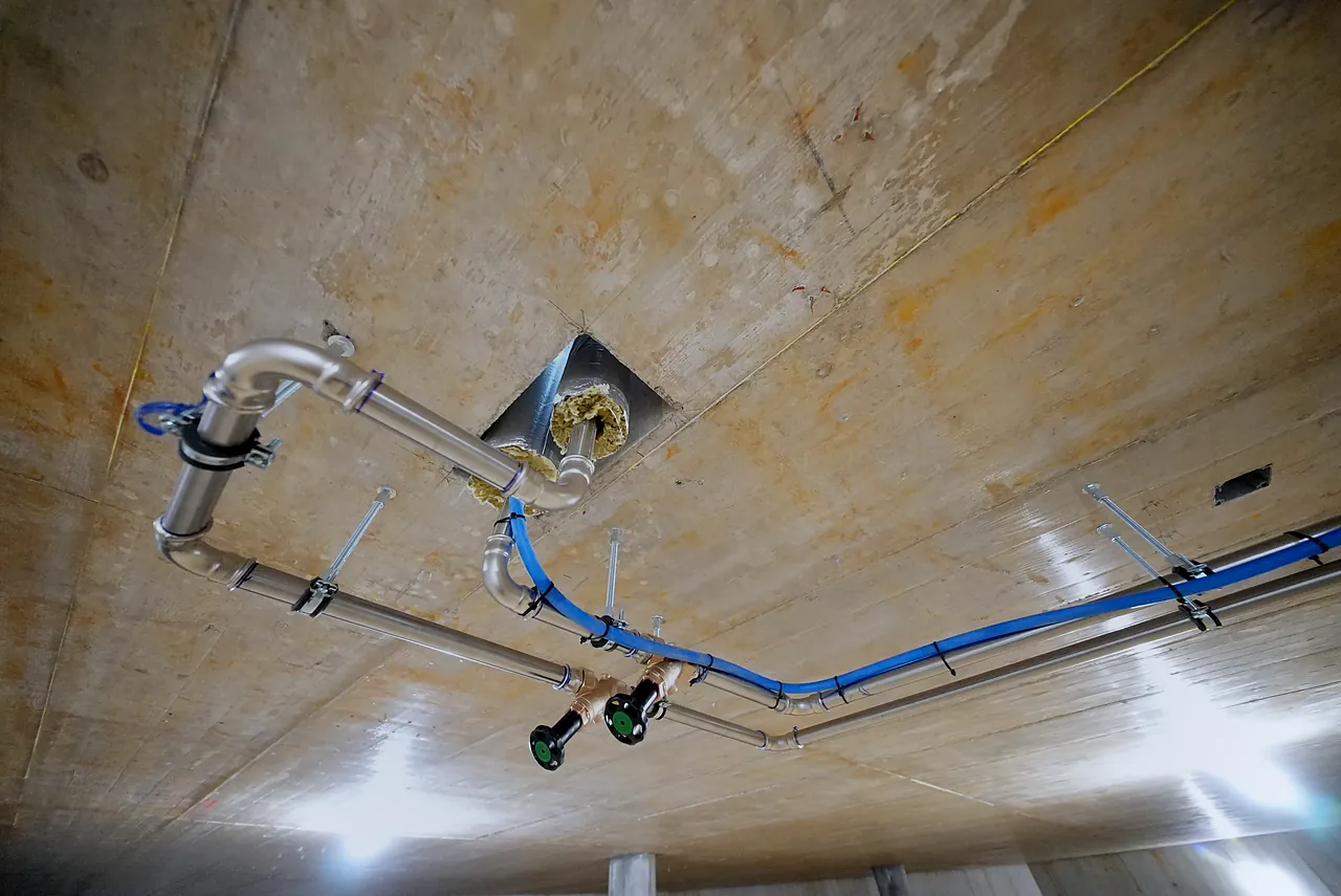 Leitungsführung an der Betondecke eines Neubaus in Bäretswil
