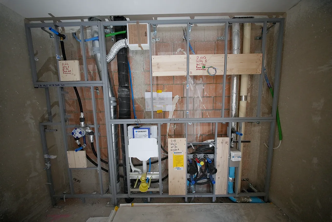 Sanitäre Vorwandinstallation mit Vorwandelement für das WC und Leitungen im Rohbau eines Badezimmers in Bäretswil