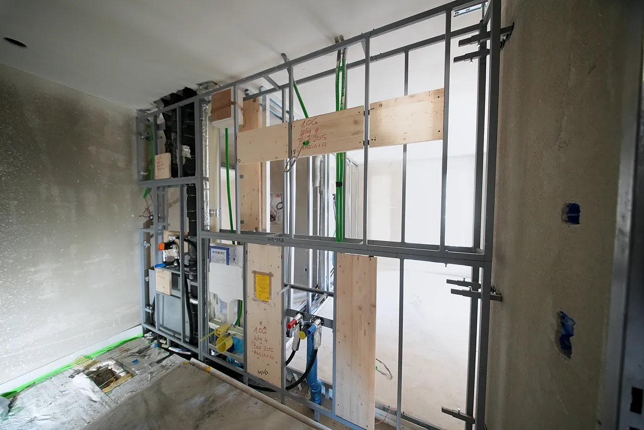 Vorwandinstallation mit Vorwandelement für das WC im Rohbau eines Badezimmers in Bäretswil