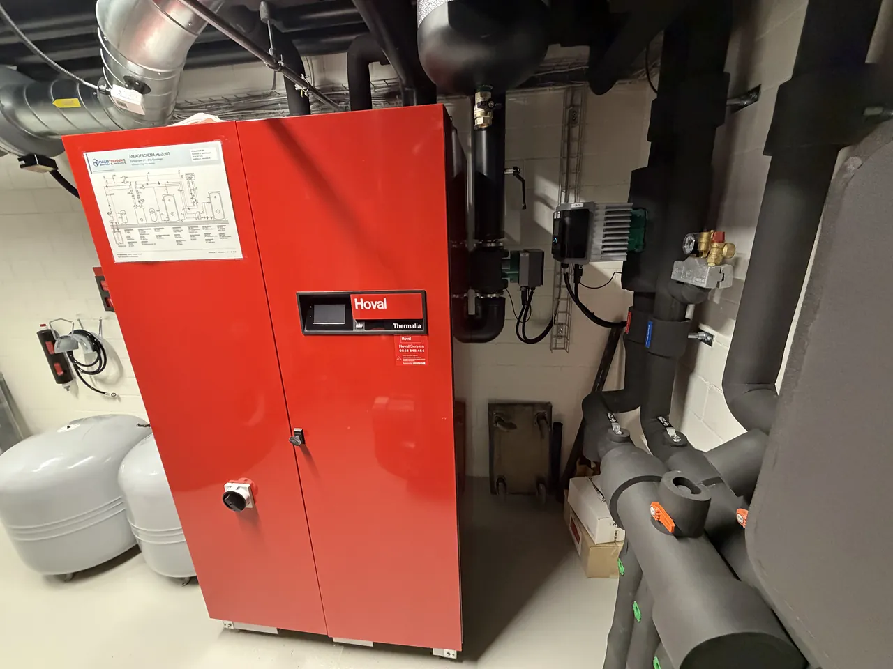 Wärmepumpe Hoval Thermalia mit Anlageschema der HT Haustechnik AG in der Heizzentrale des Neubaus in Ebmatingen